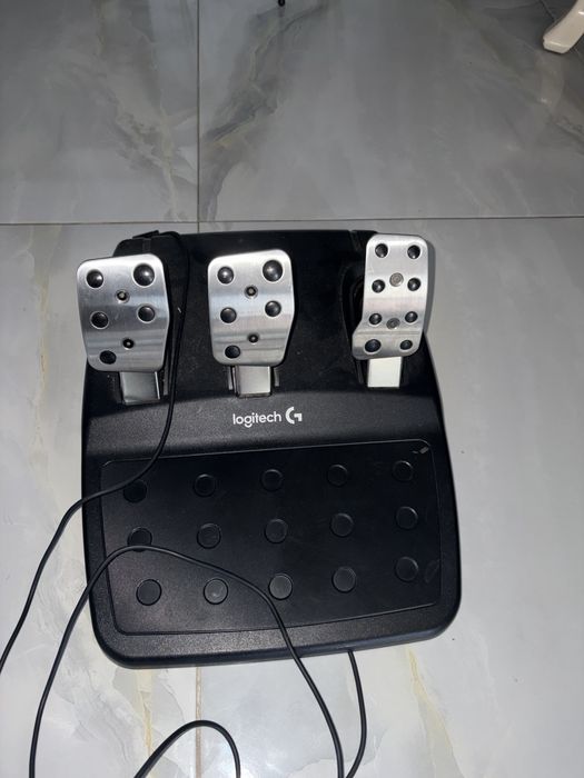 Това е състезателен волан комплект Logitech G29 Driving Force.