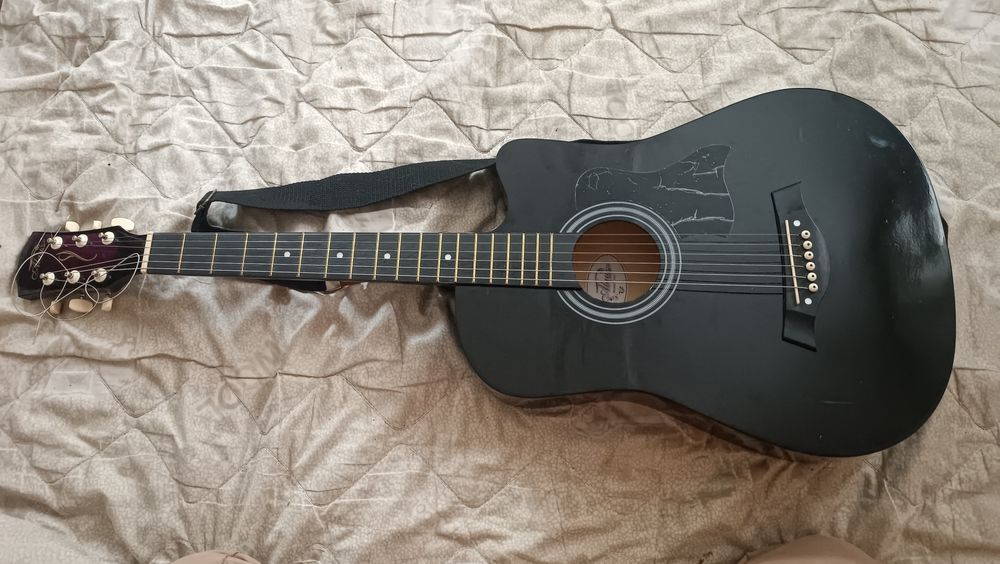 Продам гитару срочно