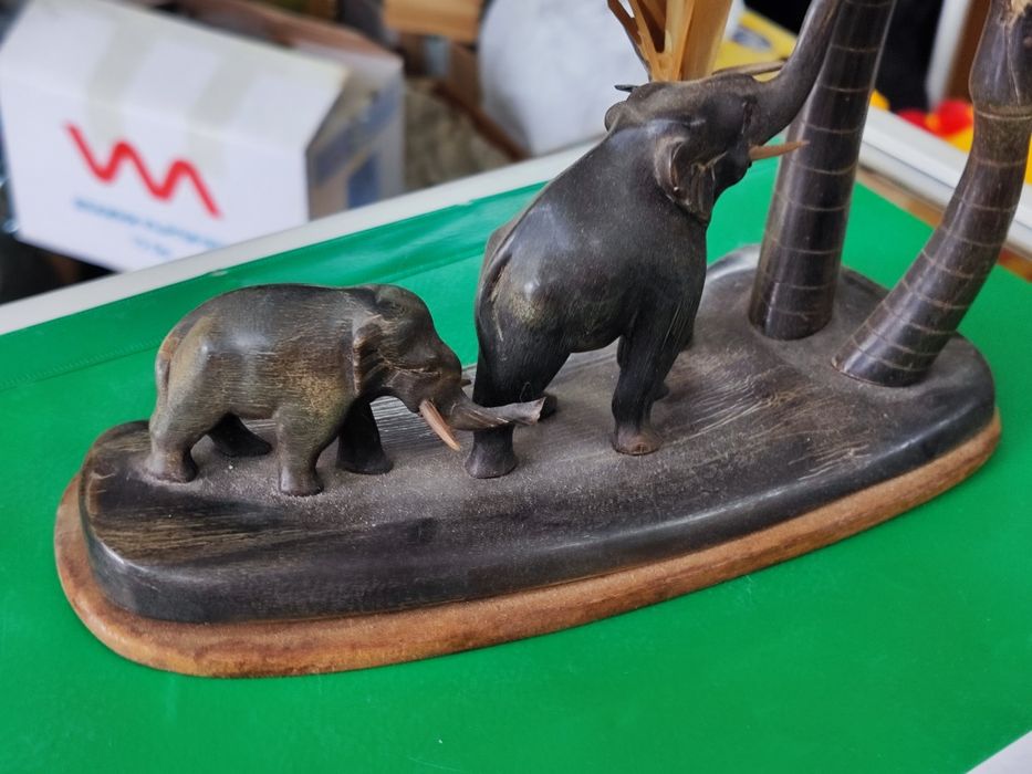 Статуетка от кост рог слончета слон