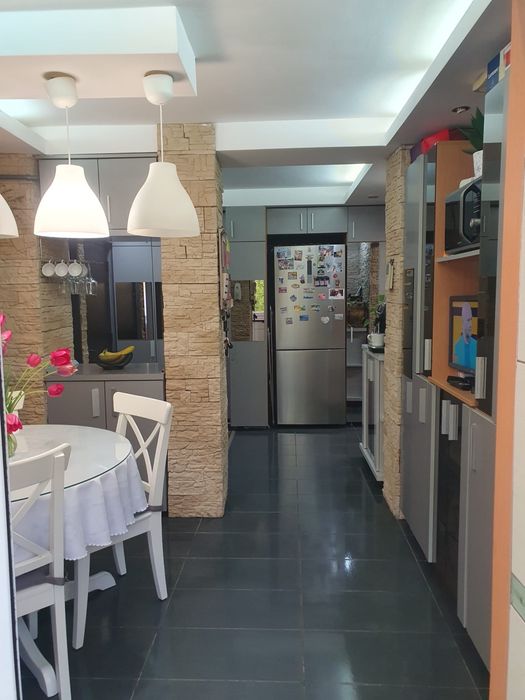 Vând apartament cu 3 camere decomandat Valea Roșie