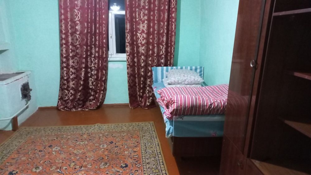 10 соток  6 хона Ховли сотилади Янгиюл Сахарнийда