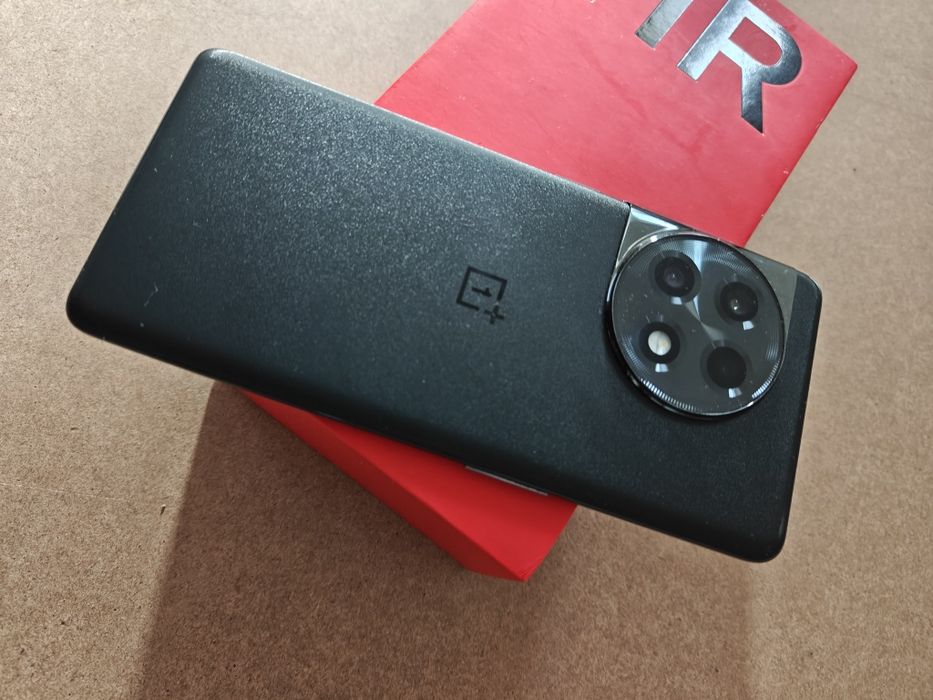 Продам oneplus 11R. память ,16/256