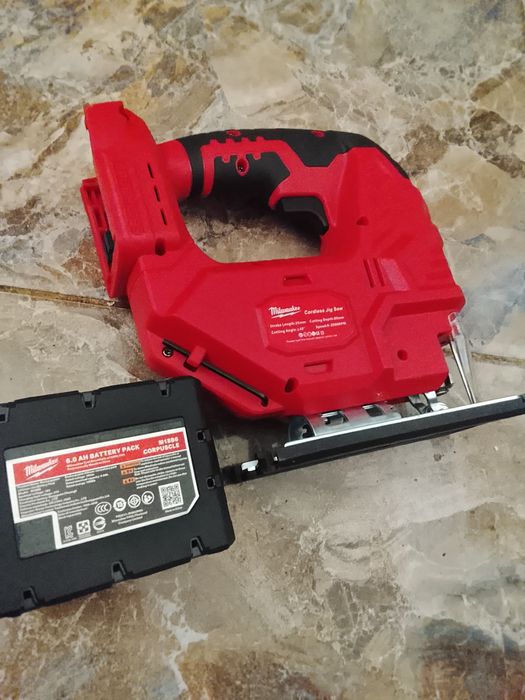 Fierestrău pendular Milwaukee cu acumulator de 6a