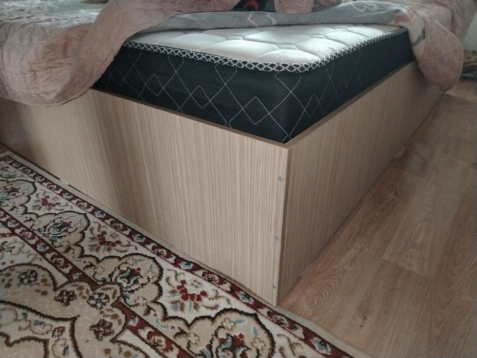 Продам кровать вместе с матрасом!