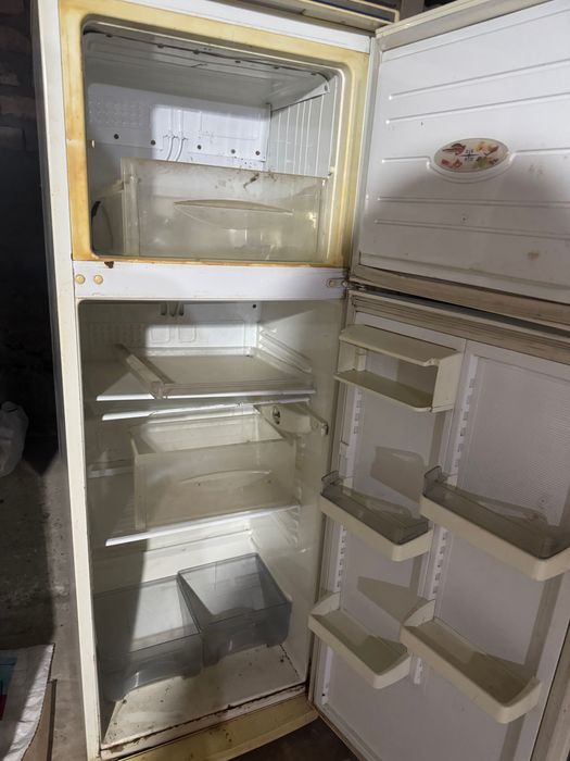 Холодильник сотилади