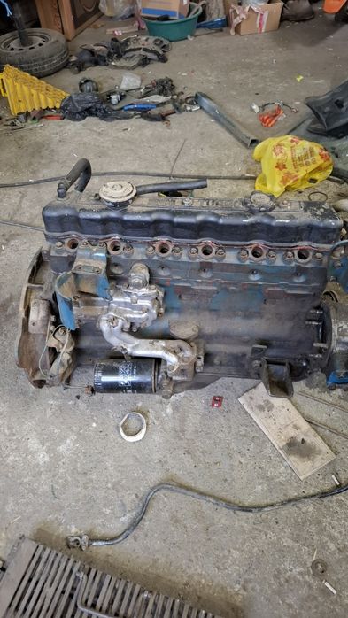 Vând 2 motoare Nissan patron