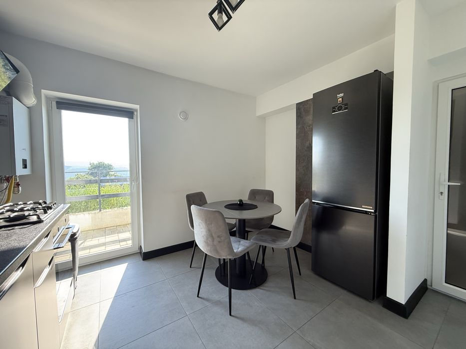PROPRIETAR – COMISION 0% Apartament modern 2 camere parter tip casă + terasă + vedere la iaz – Fălticeni