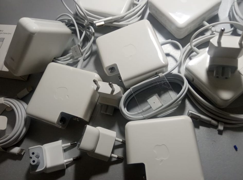 на MacBook 45W - зарядка, блок питания.