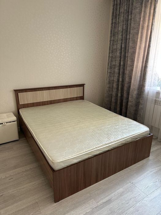 Продам двухспальную кровать с матрасом