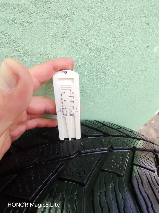 Два броя зимни 215 70 16