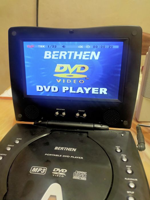 DVD player с две тонколони