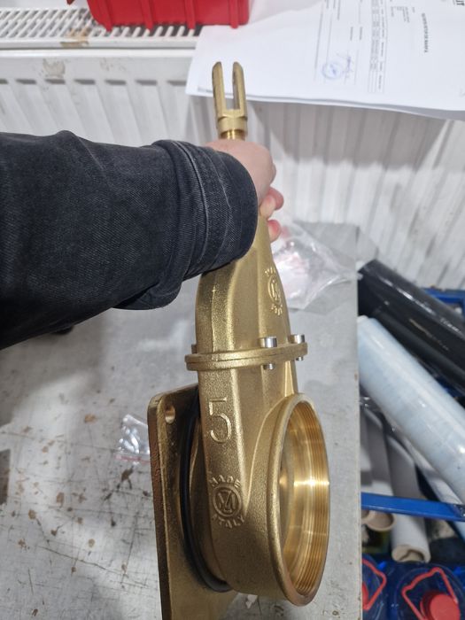 Robinet vidanja 5 toli flansa pe o parte filete o parte flansa 4 șurub