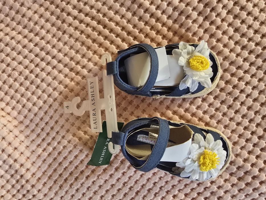 Чисто нови детски обувки