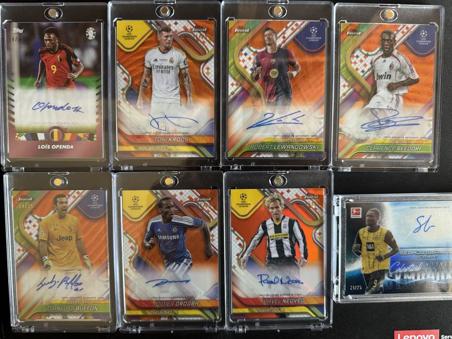Футболни карти с автографи