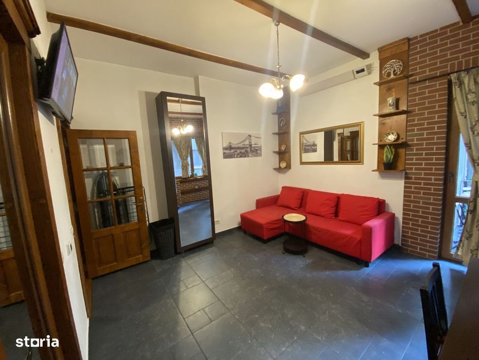 Universitate Ultracentral studio in bloc consolidat