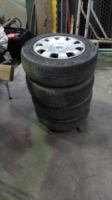 Set 4 roti vara tabla  195/65 R 15 audi vw skoda etc. cu capace originale skoda octavia 2