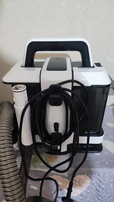 Продается пылесос для мебели моющий.