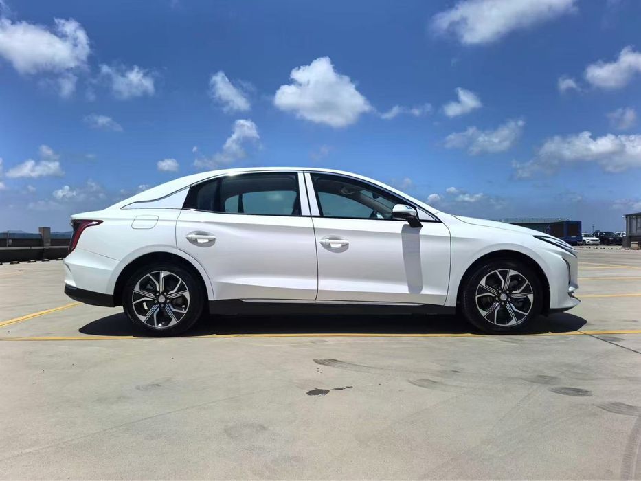 Автомобиль Hongqi Eqm5