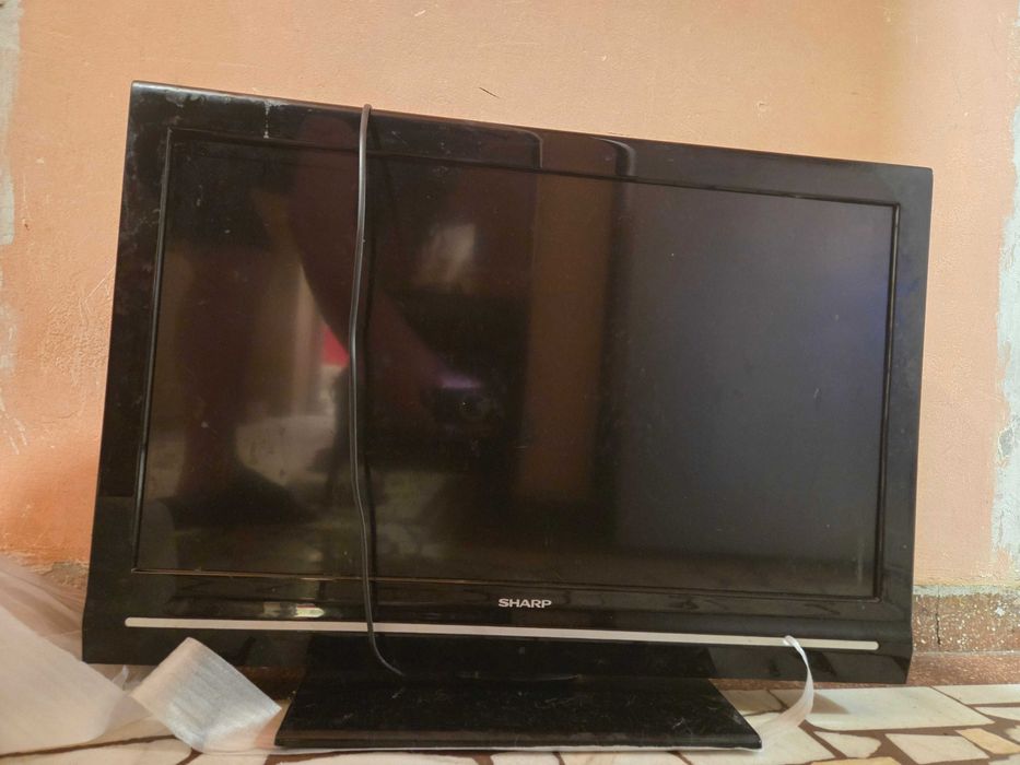 Vând TV color LCD model Sharp LC-32SH130E cu telecomanda originală