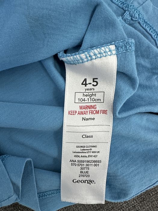 Блуза с дълъг ръкав Hot Wheels за момче размер 104-110. Изпращам с опция преглед , а за Варна може и лично предаване.