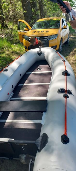 Vând barcă pneumatică  Kolibri 330 DSL  cu motor Yamaha 5 CP .Ansamblu nou .Barca +motorul  noi doar o singură iesire la apă .Preț 2300€