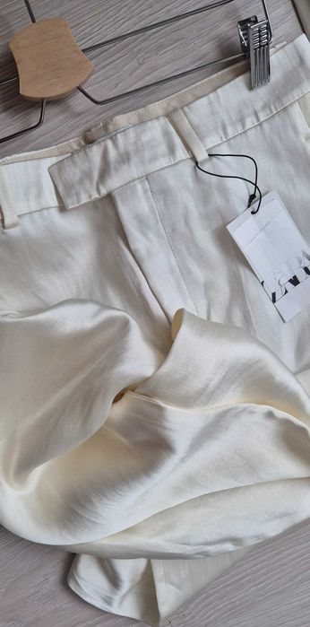 Pantaloni drepti, produs nou cu eticheta