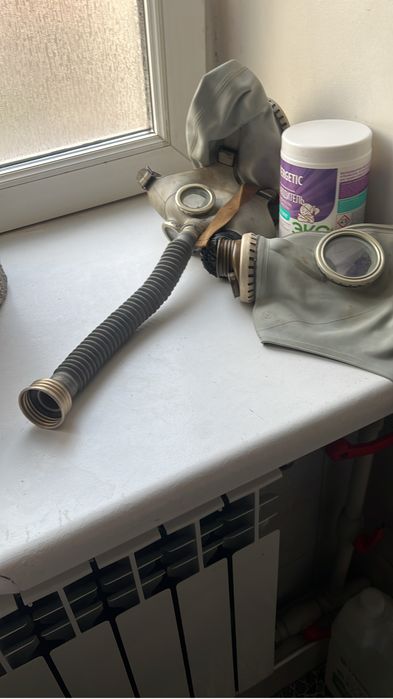 Продаю 3 противогаза 2 гп5 и один слоник детский