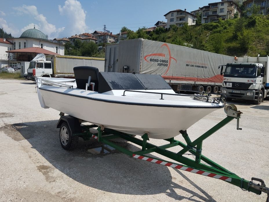 Лодка с двигател