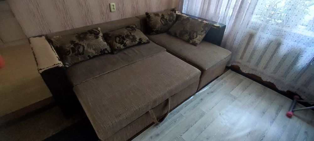 Отдам диван угловой с креслом