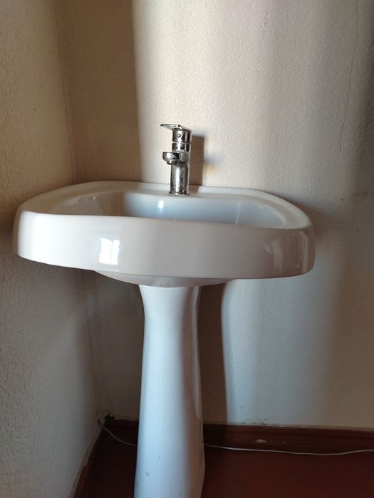 Продам раковину со смесителем