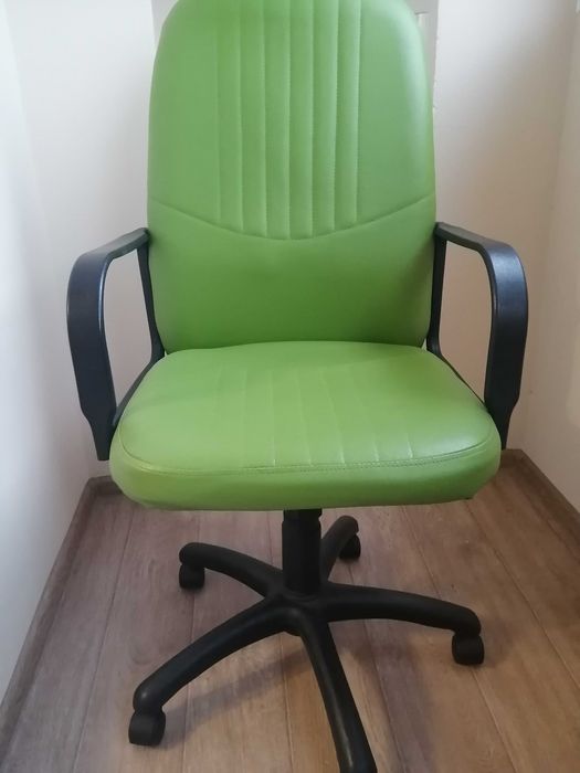 Офисное кресло на колёсиках