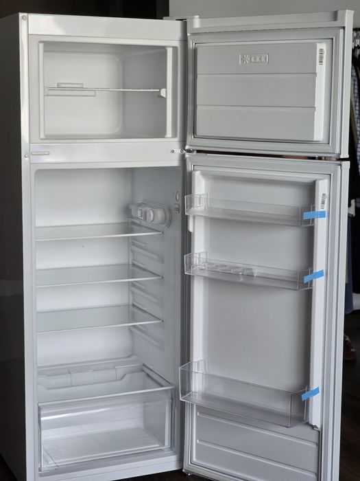 Frigider nou cu 2 uși si congelator , 213l , 144cm înălțime