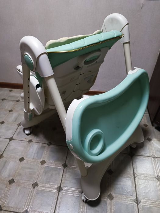 Детские стульчик, столик.