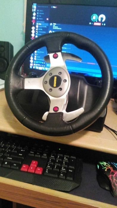 Волан с педали и шифтър за симулаторни игри.Logitech g25