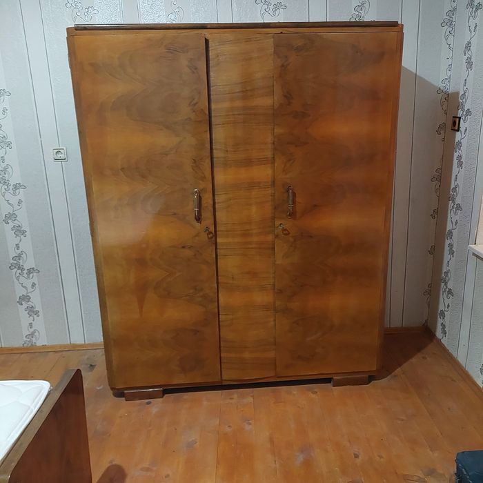 Гардероб с орехов фурнир