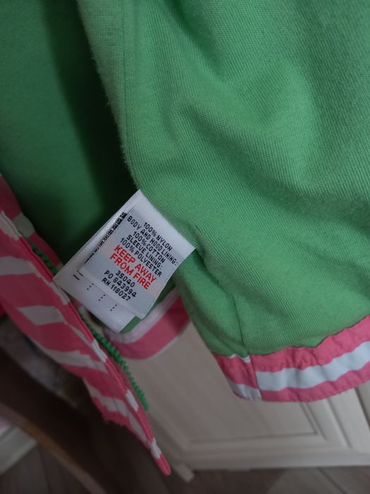 Продам ветровку на девочку.