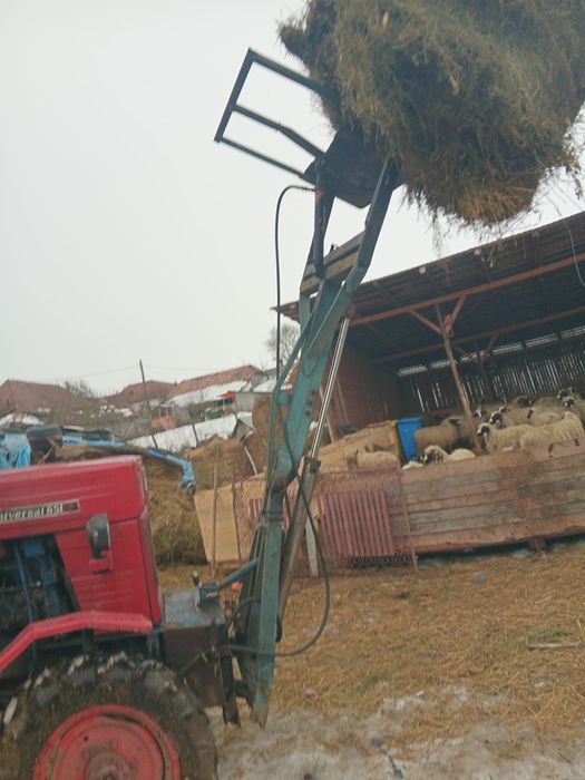 Tractor cu plug și încărcător frontal