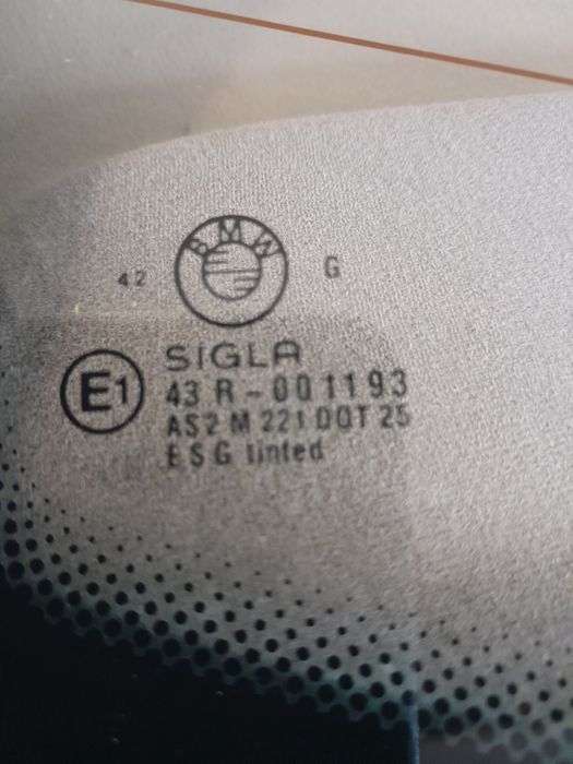 Продам заднее стекло BMW  Е 34