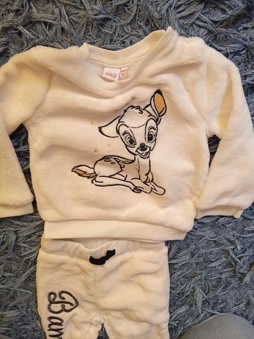 Vand 2 compleuri Disney  din material flausat  marimea 80