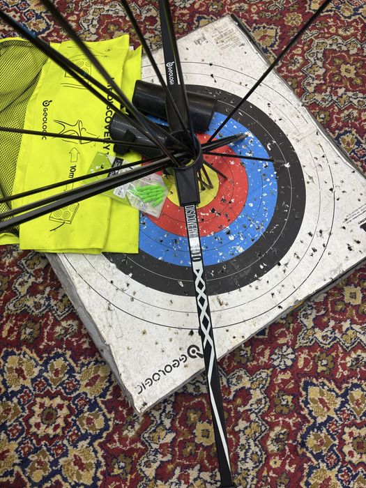 лък за стрелба с 12 бр стрели.