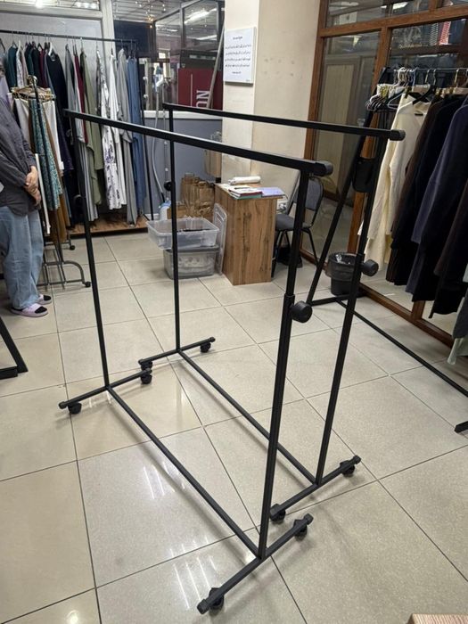 Рейлы, манекен, столы для бутика