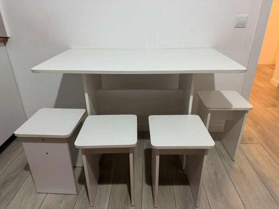 Стол со стульями