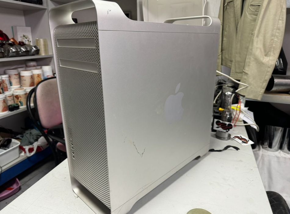 Компютър Apple Mac Pro A1115 + монитор и клавиатура
