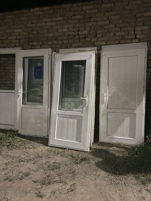Пластик дверь и окна 10-12шт