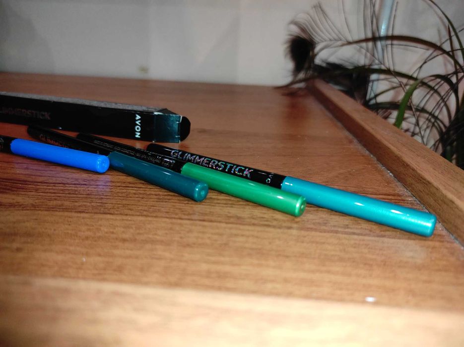 моливи за устни и очи / очна линия AVON