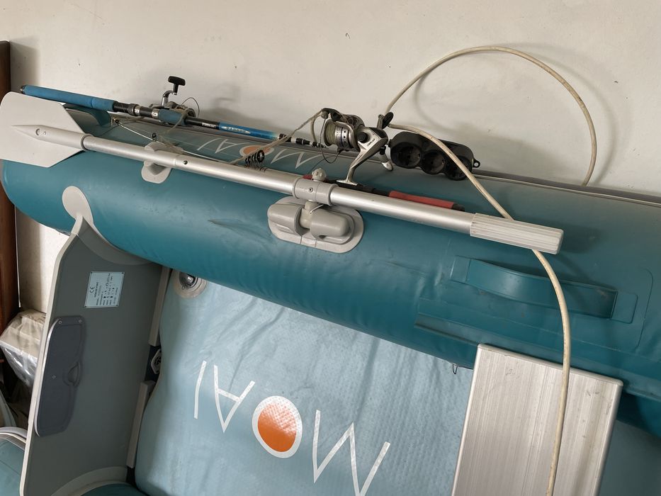 Продавам лодка гумена малка за двама човека с гребла