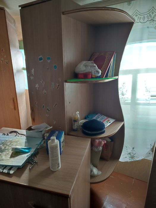 Продам угловой большой шкаф