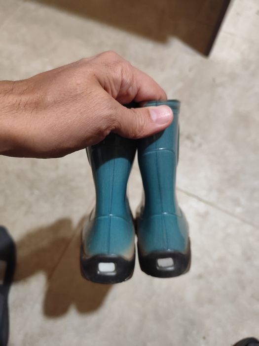 Детски ботушки 23 номер, леки и хубави, подходящи за дъждовния сезон