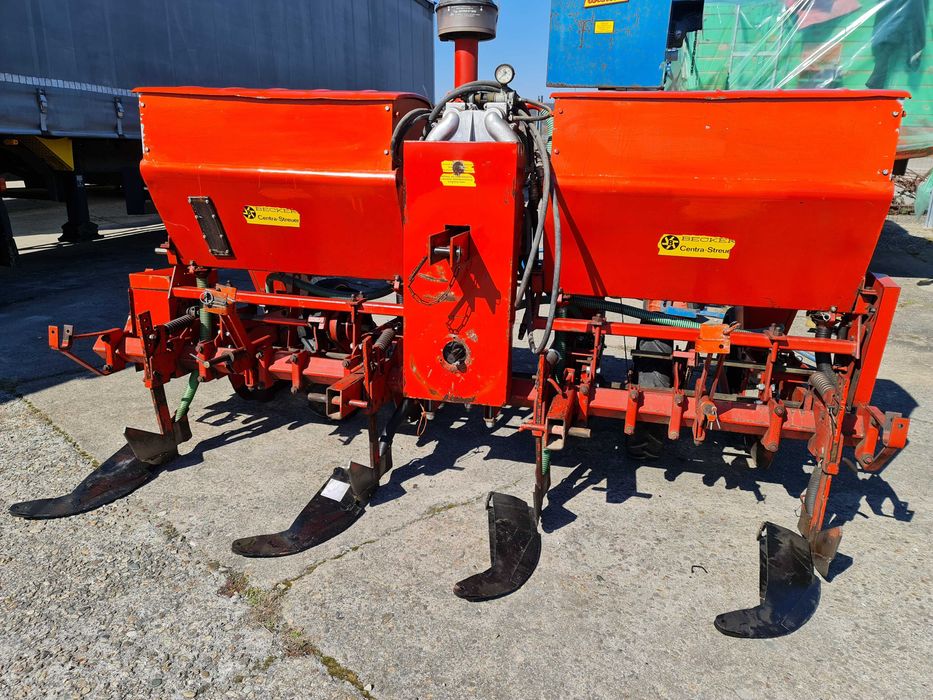 Semanatoare de porumb  marca Becker aeromat cu patru randuri ,