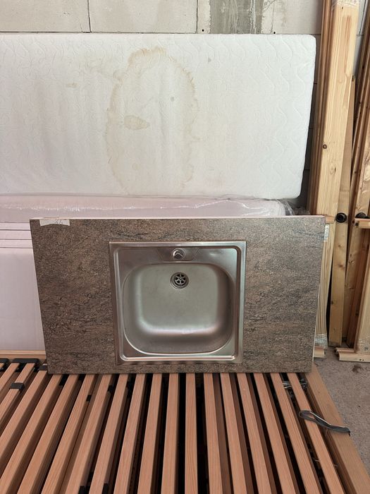 Mobilă import Austria           Paturi 90x200 saltele, masuta lemn masiv, chiuveta